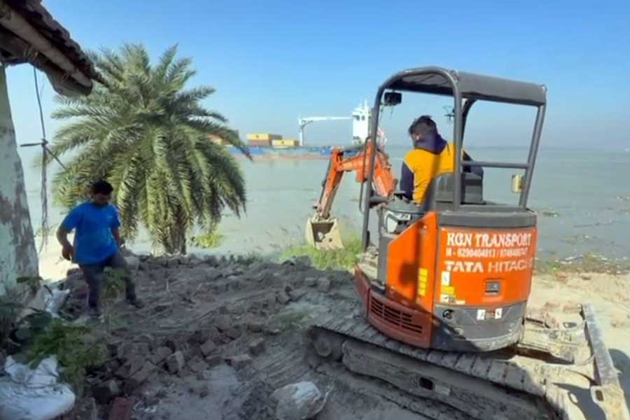 ৩০০ ফুট এলাকায় ধস, নদীর গ্রাসে বাড়ি! তীব্র আতঙ্ক বজবজের রায়পুরে