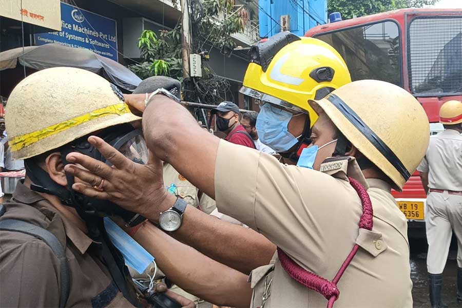 ছুটির দুপুরের দাউদাউ জ্বলে উঠল মৌলালির বহুতল! অগ্নিকাণ্ডের জেরে ব্যাপক আতঙ্ক
