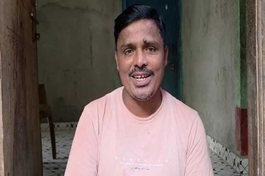 দিব্যি বেঁচে, কিন্তু ভোটার তালিকায় ‘মৃত’! এনুমারেশন ফর্ম না পেয়ে আতঙ্কে মালদহের পরিযায়ী শ্রমিক