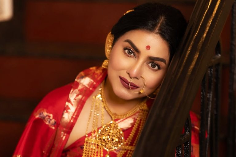 একক অভিনয়ে হিরণ্ময়ী গার্গী, মঞ্চে তারাসুন্দরীর ‘প্রাণপ্রতিষ্ঠা’ কেমন হল? পড়ুন রিভিউ