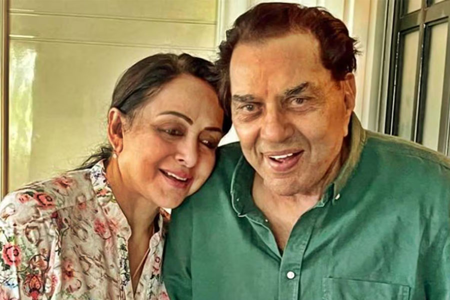 ‘সবটাই ঈশ্বরের হাতে’,  এখন কেমন আছেন ধর্মেন্দ্র? জানালেন হেমা