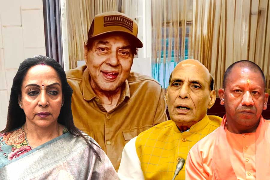 ‘অত্যন্ত অসম্মানজনক, দায়িত্বজ্ঞানহীন’, ধর্মেন্দ্রর মৃত্যুর ভুয়ো খবরে ক্ষুব্ধ হেমা, তোপ যোগী-রাজনাথকেই?