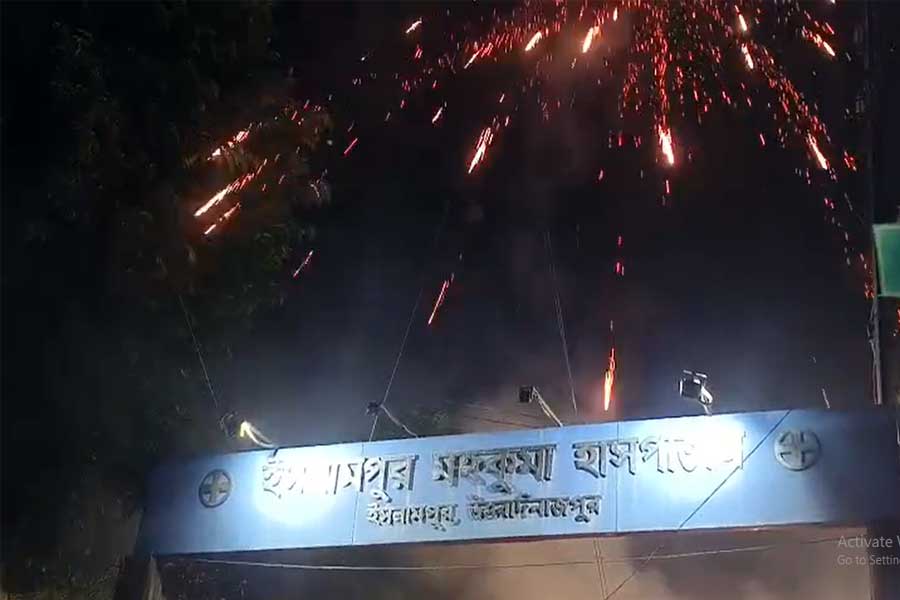 সরকারি হাসপাতালের সামনে বিয়ের অনুষ্ঠান, আতসবাজি! সব দেখেও ‘চুপ’ থানা