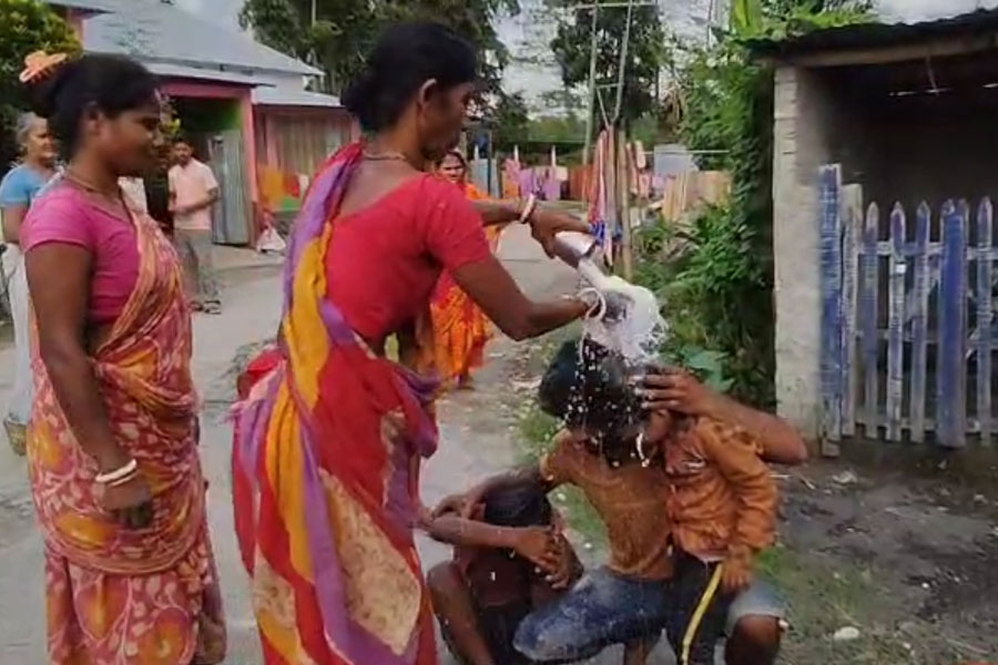 স্ত্রীকে প্রেমিকের হাতে তুলে দিয়ে ত্রিকোণ প্রেমের সমাধান, ঘরে ফিরে দুধ ঢেলে ‘মুক্তিস্নান’ স্বামীর