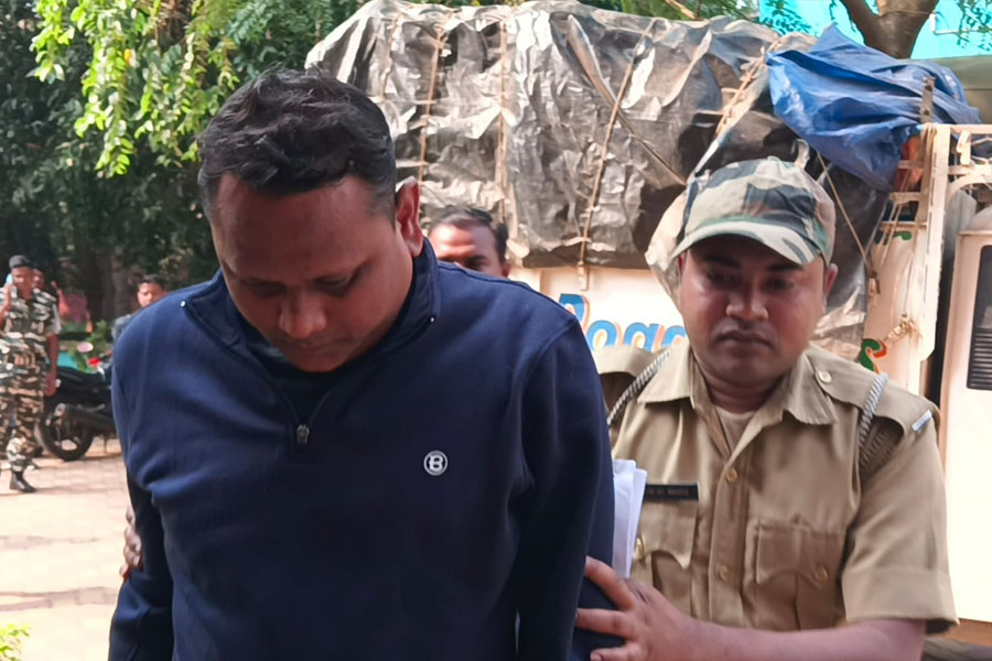 চাকরি পাইয়ে দেওয়ার নামে লক্ষাধিক টাকার প্রতারণা! ঝাড়গ্রামে গ্রেপ্তার সিভিক ভলান্টিয়ার