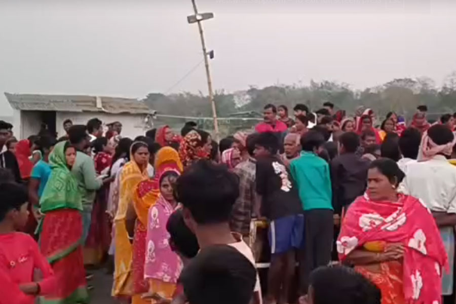কল্যাণীতে পণ্যবাহী জাহাজে ধাক্কা নৌকার, কোনওমতে প্রাণ বাঁচল পড়ুয়া-সহ শ’খানেক যাত্রীর