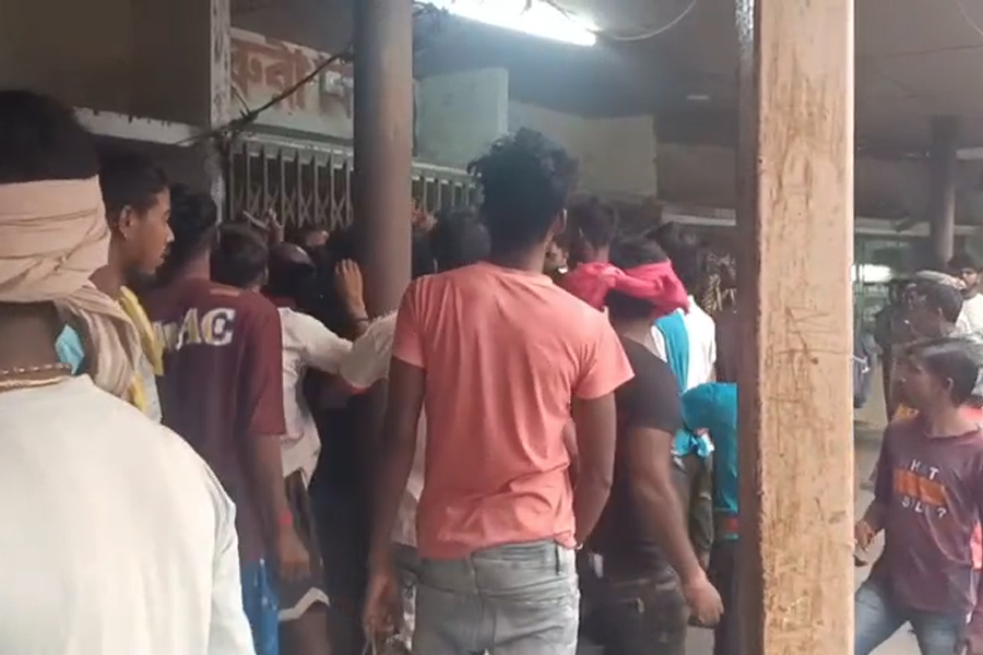 ‘গাফিলতি’তে রোগীমৃত্যু, দফায় দফায় অশান্তিতে উত্তাল কল্যাণী JNM হাসপাতাল