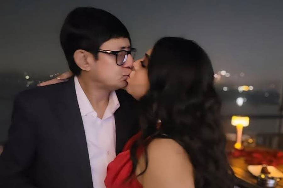 ঠোঁটে ঠোঁট রেখে কাঞ্চন-শ্রীময়ীর ভেজা চুমু, ছবি ভাইরাল হতেই সরগরম নেটপাড়া!