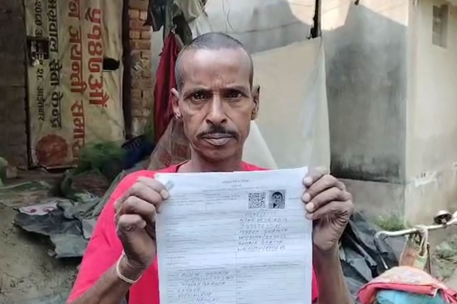 পুরুষের জায়গায় ছবি মহিলার! SIR ফর্ম দেখেই মাথায় হাত বাড়ির কর্তার, চাঞ্চল্য কোলাঘাটে