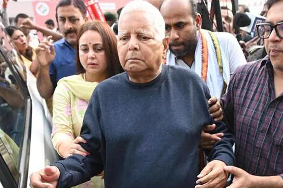 ‘ঘরের সমস্যা ঘরেই মিটবে’, পরিবারে ভাঙনের মাঝে ‘তেজ’ হারিয়ে লালু যেন পিতামহ ভীষ্ম!