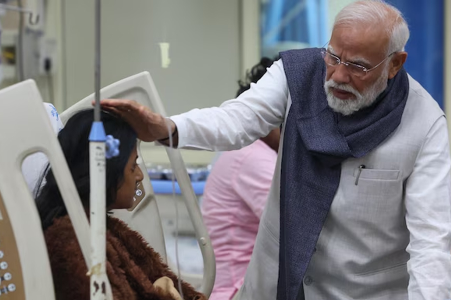 ভুটান থেকে ফিরেই সোজা হাসপাতালে, দিল্লি বিস্ফোরণে আহতদের সঙ্গে কথা বললেন মোদি