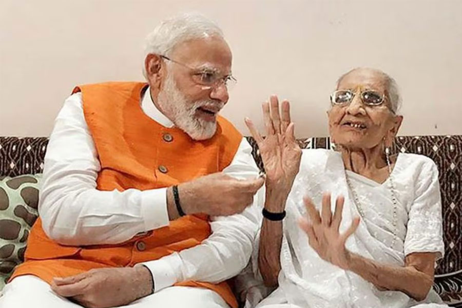এবার পর্দায় মোদির বায়োপিক! প্রধানমন্ত্রীর মায়ের চরিত্রে কোন অভিনেত্রী?