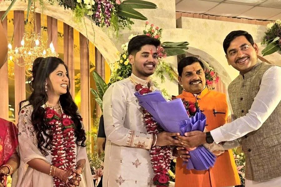 বিলাসবহুল বিয়ে নয়, গণবিবাহের আসর থেকেই নতুন জীবন শুরু করছেন মধ্যপ্রদেশের মুখ্যমন্ত্রীর ছেলে!