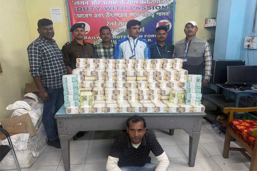 হাওড়া স্টেশনে উদ্ধার ৩৭ লক্ষ টাকা উত্তরপ্রদেশে পাচারের ছক! হাওয়ালার মাধ্যমে জঙ্গিদের মদত?