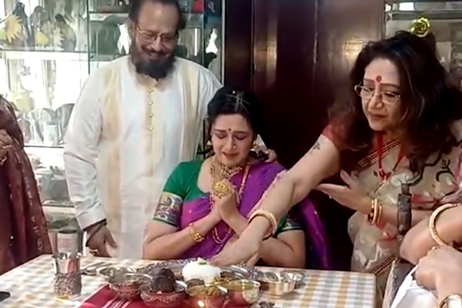 রুপোর থালায় রকমারি পদ, আইবুড়ো ভাতের আসরে মৌবনির আনন্দাশ্রু! শুরু সরকার বাড়ির বিবাহ অভিযান