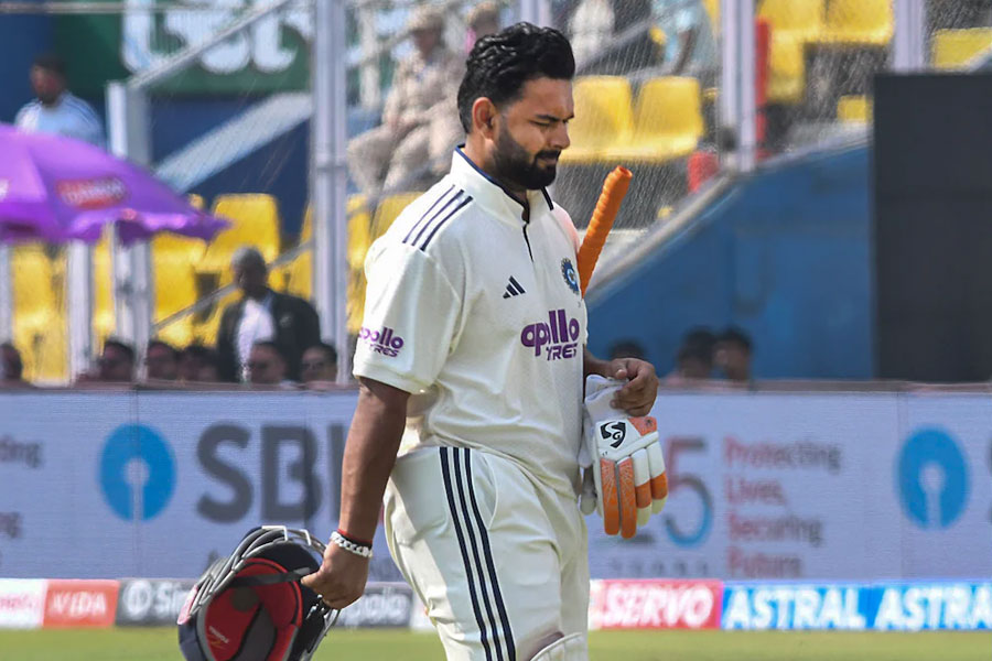 টেস্টের অ-আ-ক-খ ভুলে অসহায় আত্মসমর্পণ পন্থদের! ঘরের মাটিতে সিরিজ হারের ৫ কারণ