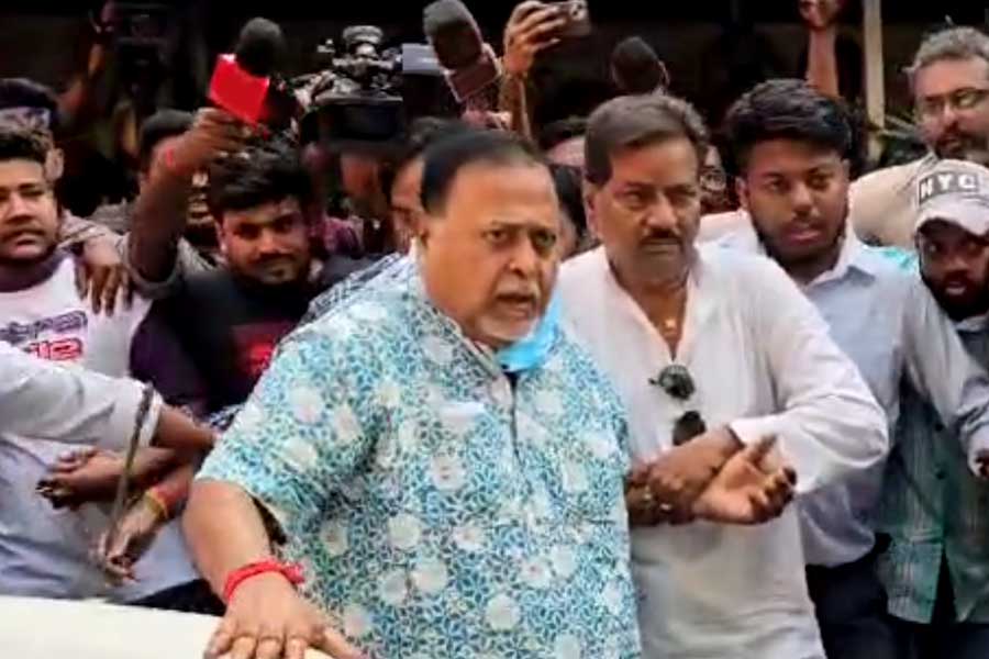 বাড়ির বাথরুমে পড়ে গিয়ে গুরুতর আঘাত, হাসপাতালে চিকিৎসাধীন পার্থ