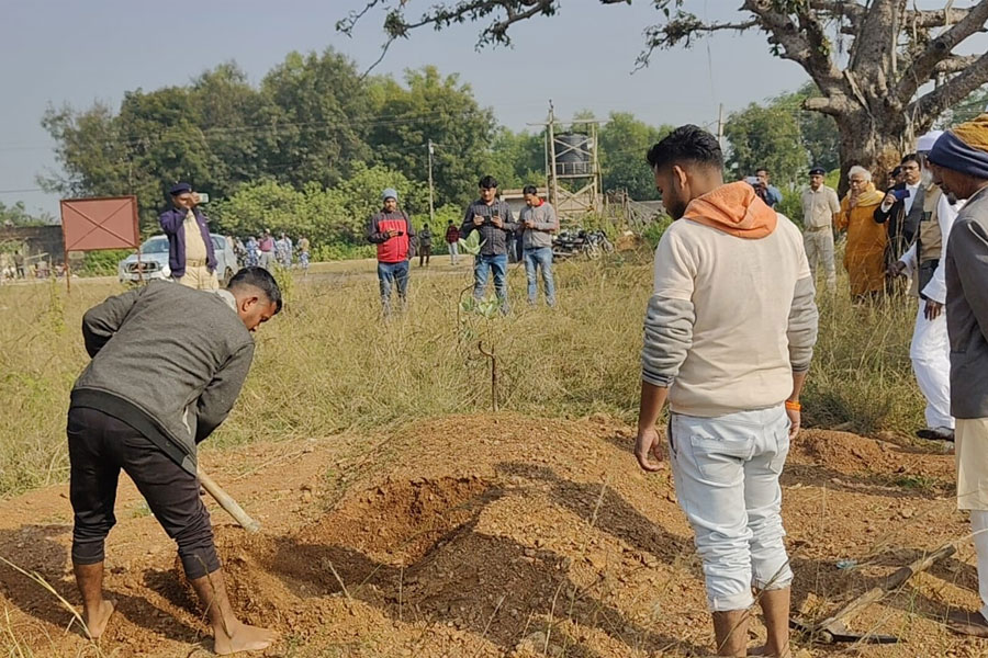 হাই কোর্টের নির্দেশে রাতারাতি গোরস্থানের মালিকানা বদল, কবর থেকে তুলতে হল দেহ