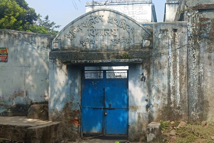 একমাত্র শিক্ষক বিএলও! তালাবন্ধ ঝালদার প্রাথমিক বিদ্যালয়