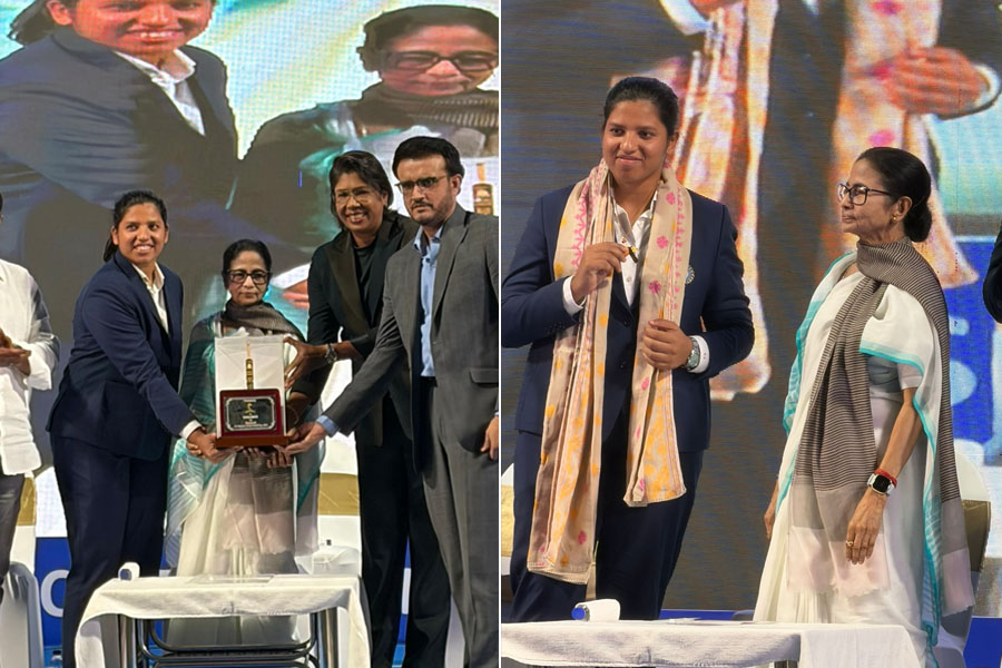 রিচাকে অধিনায়ক দেখতে চান সৌরভ, ‘ভালোবাসা দিয়ে বিশ্বজয় করবে’, বার্তা মমতার