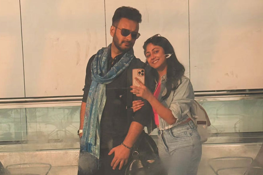 হাতে হাত রেখে এয়ারপোর্ট সেলফি, ‘একান্তে সময় কাটাতে’ কোথায় চললেন সাহেব-সুস্মিতা?