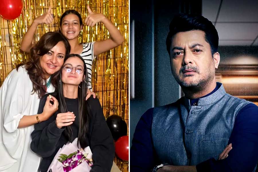 বাবার সঙ্গে সম্পর্কে ইতি টেনেছেন আগেই, মা-বোনকে নিয়েই জন্মদিনে মাতলেন সারা