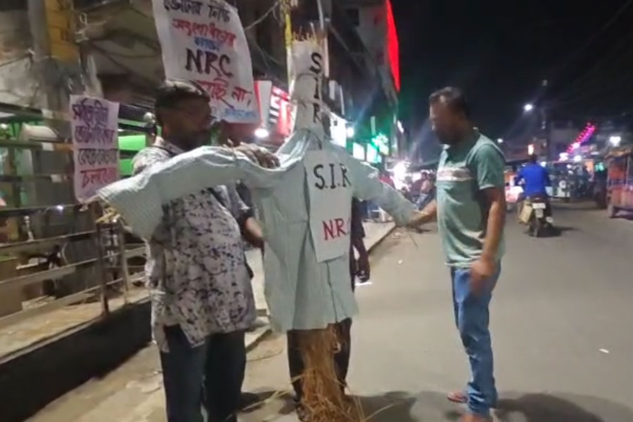 BLO itself protests SIR in Shantipur
