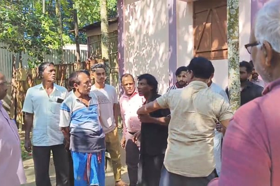 একই এপিক নম্বরে দুই ভোটার! বাংলাদেশি অভিযোগে ব্যক্তিকে বেধড়ক মার শীতলকুচিতে