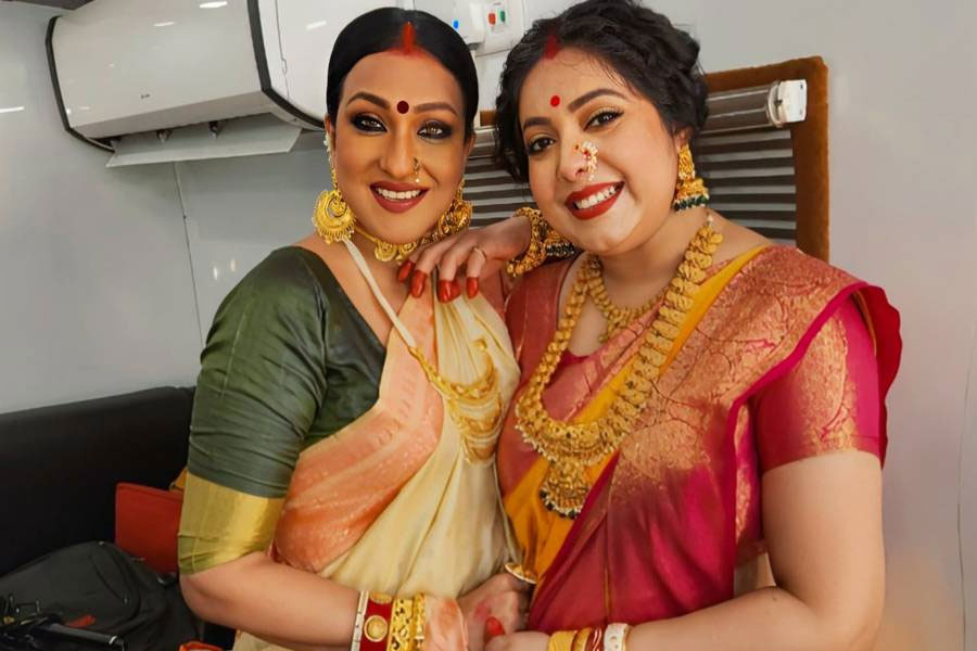 ‘রক্তের সম্পর্কের থেকেও তুমি বেশি’, ঋতুপর্ণাকে জন্মদিনে খোলা চিঠি শ্রীময়ীর