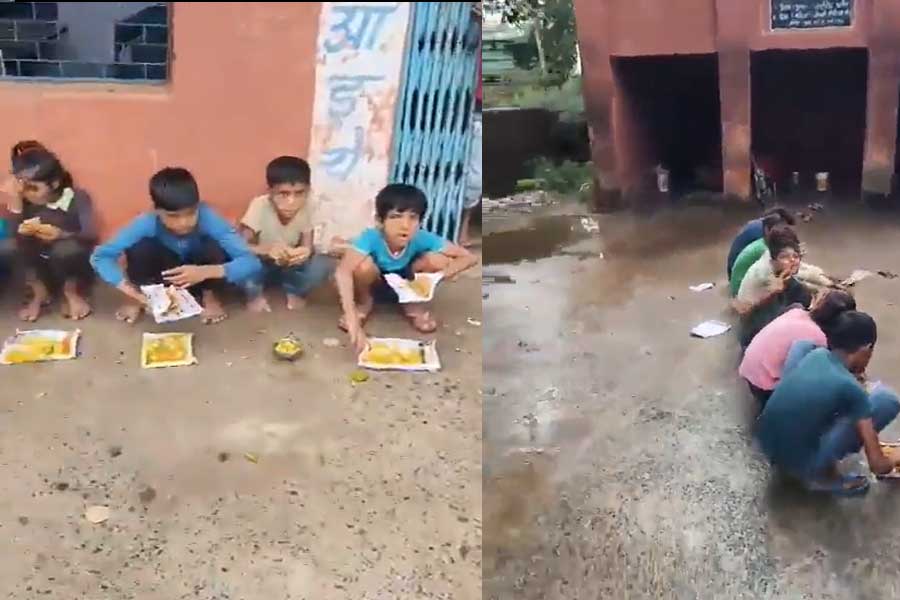 জোটেনি পাতাও, ছেঁড়া কাগজে মিড ডে মিল খাচ্ছে পড়ুয়ারা! বিজেপিশাসিত মধ্যপ্রদেশে অমানবিক ছবি