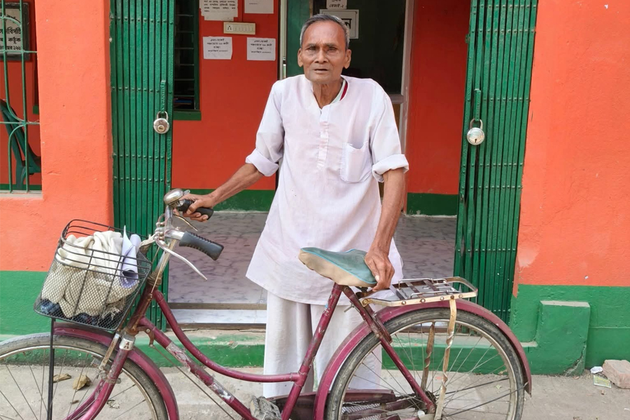 চেনেন এলাকার সব বাড়ি, ৭৬ বছরের বিএলএ-ই মুশকিল আসান বহু বিএলও-র!