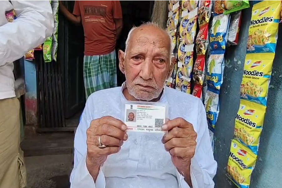 স্বাধীন ভারতের সব নির্বাচনে ভোট দিয়েও ২০০২-এর তালিকায় ‘ব্রাত্য’, মাথায় হাত শতায়ু ভোটার ইসফাকের