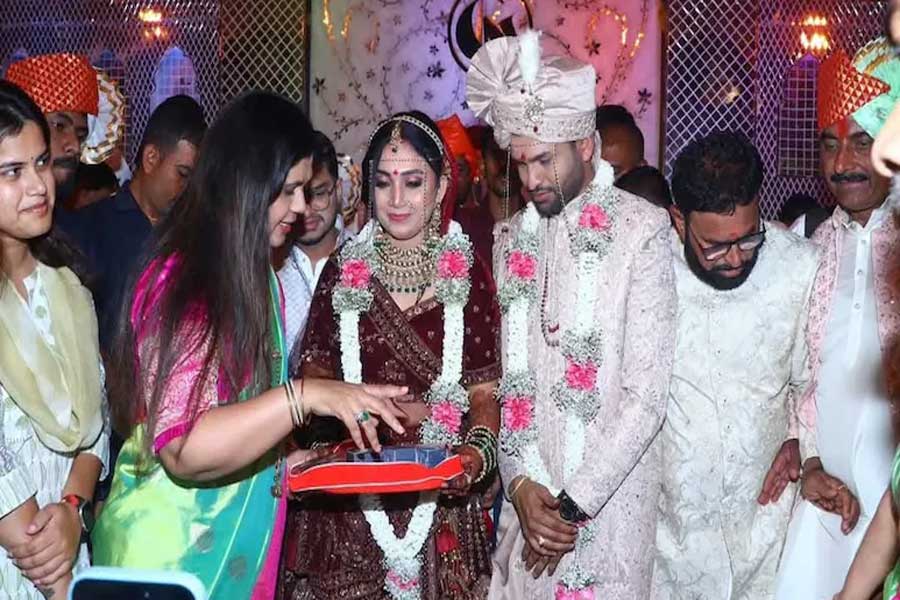 গার্হস্থ্য হিংসার অভিযোগ, বিয়ের আট মাসের মাথায় ‘আত্মঘাতী’ মহারাষ্ট্রের মন্ত্রীর সহকারীর স্ত্রী!