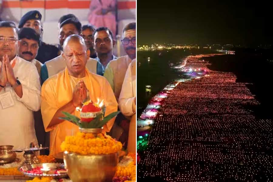 আলোয় ভাসল গঙ্গা, দেব দীপাবলিতে বারাণসীর ৮৮টি  ঘাটে জ্বলল ১৫ লাখ প্রদীপ