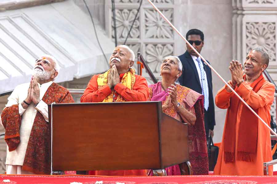 দড়ি বা সুইচ নয়, রামমন্দিরে অভিনব প্রযুক্তিতে ‘ধর্মধ্বজ’ উত্তোলন প্রধানমন্ত্রীর