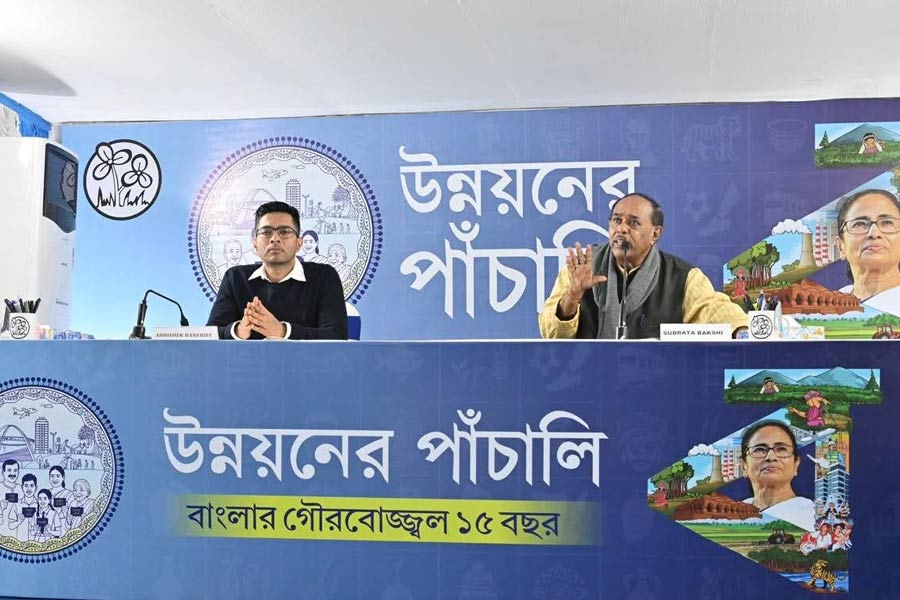 ‘আপনার ব্যবহারে মানুষ যেন মমতাকে দেখে’, দলীয় কর্মীদের ‘ঔদ্ধত্য’ বর্জনের বার্তা অভিষেকের