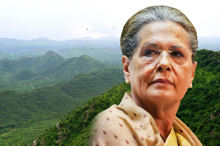 আরাবল্লীর ‘মৃত্যু পরোয়ানা’য় সই মোদি সরকারের, কেন ক্ষোভে ফেটে পড়লেন সোনিয়া?