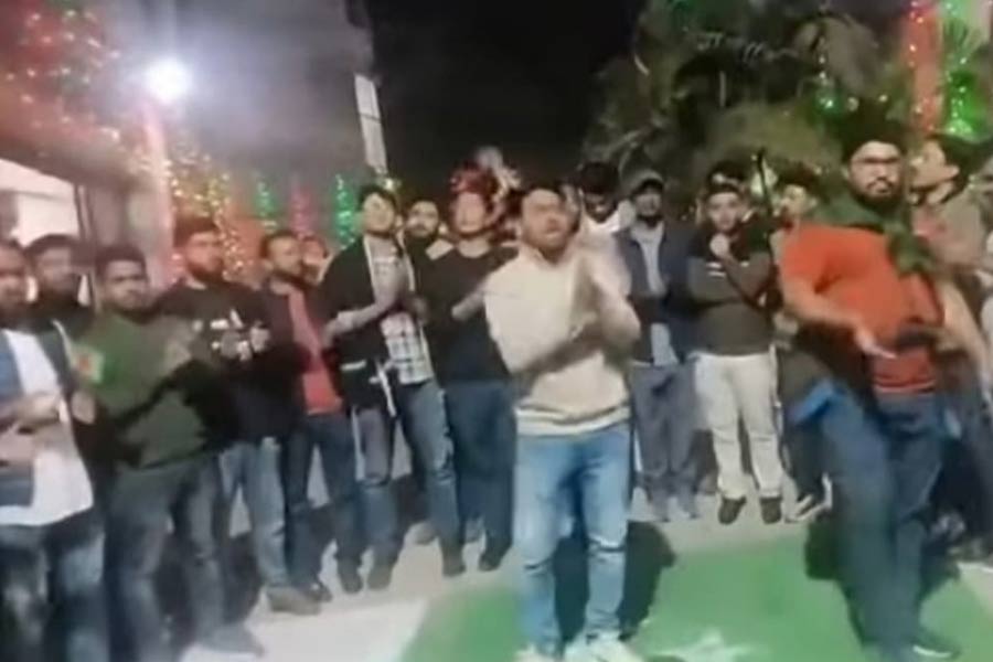 বাংলাদেশে পায়ে মাড়ানো হল পাক পতাকা! বাধা দিতেই রণক্ষেত্র জগন্নাথ বিশ্ববিদ্যালয়