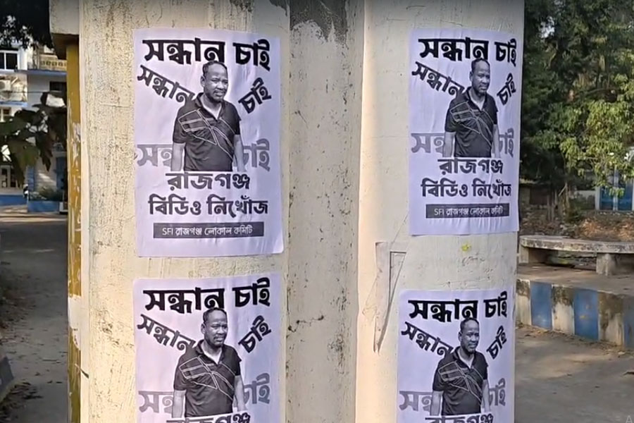 গ্রেপ্তারি পরোয়ানা জারি হতেই ‘উধাও’ রাজগঞ্জের বিডিও! খুনে অভিযুক্ত প্রশান্তের নামে নিখোঁজ পোস্টার