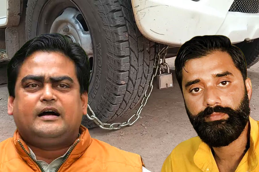 ঠাকুরবাড়িতে ফের শান্তনু-সুব্রত বিবাদ, বিজেপি জেলা সভাপতির গাড়ির চাকায় তালা দলেরই একাংশের!