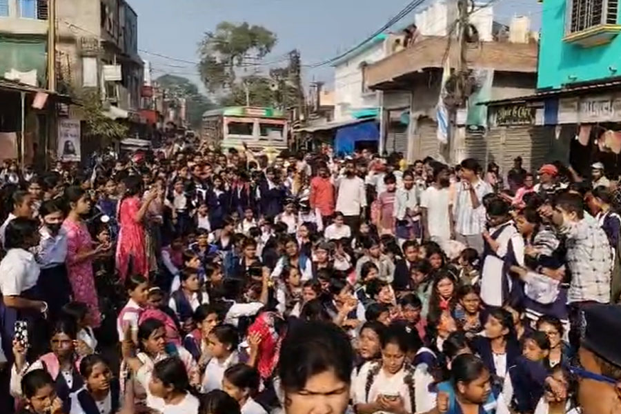 বনগাঁয় চতুর্থ শ্রেণির ছাত্রীর ‘শ্লীলতাহানি’, অভিযুক্ত শিক্ষাকর্মীকে বেধড়ক মার, ভাঙচুর চলল স্কুলে!