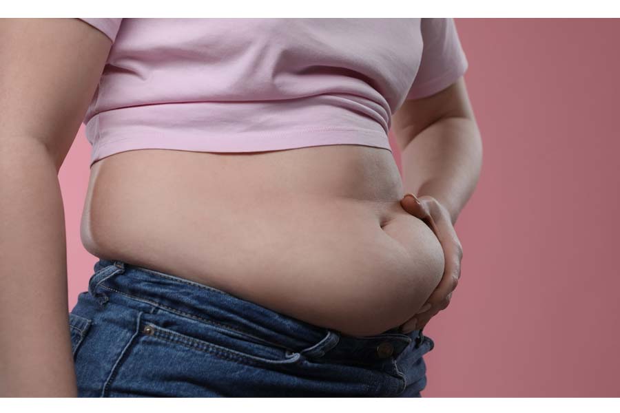 Eating While Scrolling, You're Inviting Belly Fat 