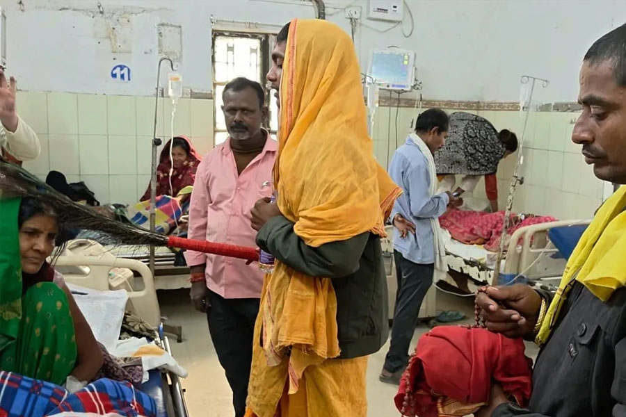 বিহারেই সম্ভব! হাসপাতালে রোগীকে ‘ঝাড়ফুঁক’ তান্ত্রিকের, দাঁড়িয়ে দেখলেন চিকিৎসকরা