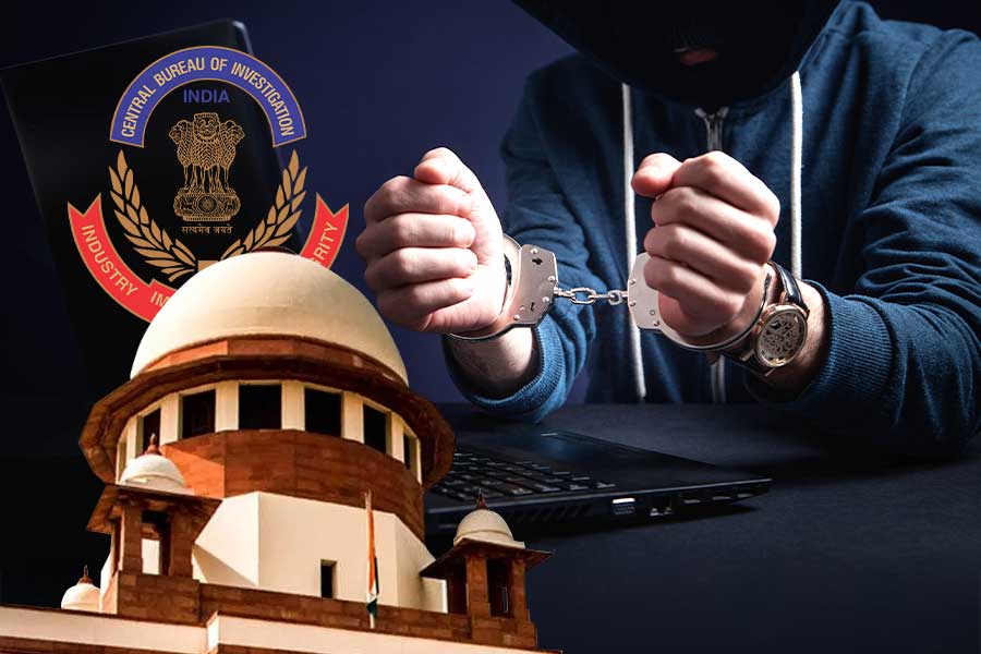 ‘ডিজিটাল গ্রেপ্তারি’তে CBI তদন্তের নির্দেশ সুপ্রিম কোর্টের, ‘পূর্ণ স্বাধীনতা’ কেন্দ্রীয় তদন্তকারী সংস্থাকে