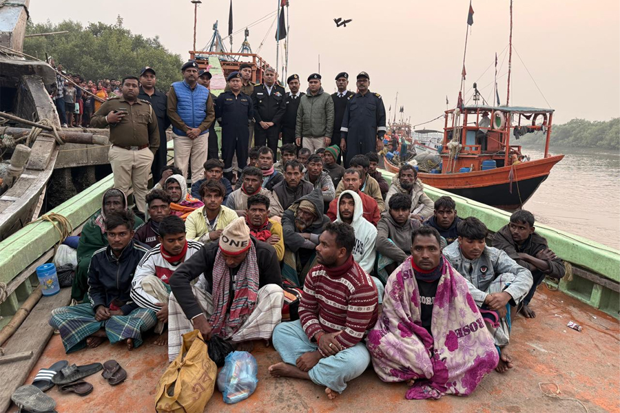 ভারতীয় জলসীমায় আটক ২ বাংলাদেশি ট্রলার! গ্রেপ্তার ৩৫