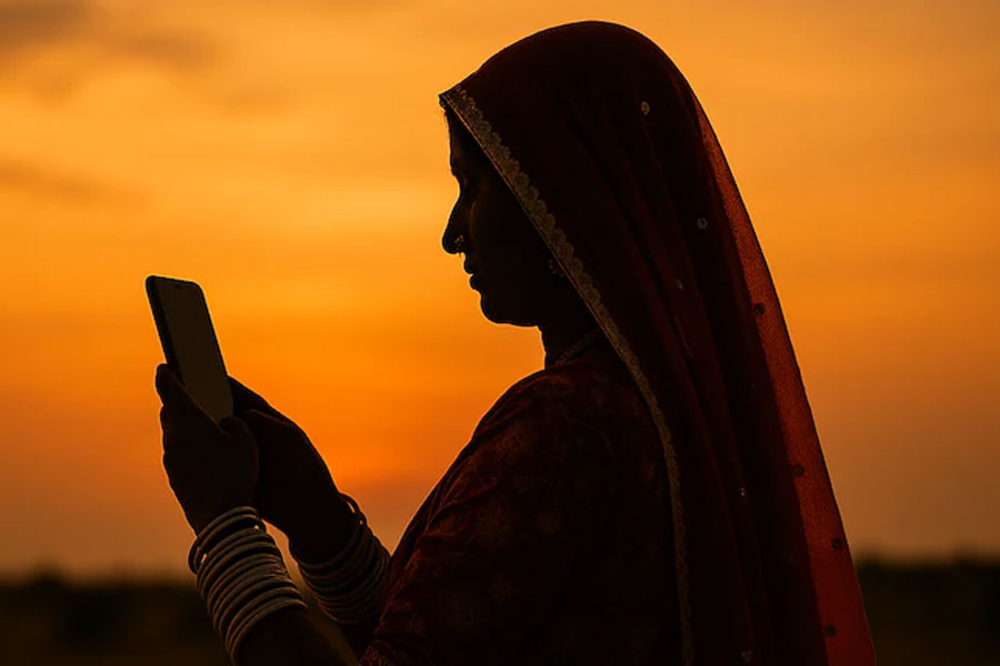 মেয়েরা স্মার্টফোন ব্যবহার করবে না, নারী-নিয়ন্ত্রণের নতুন ছক রাজস্থানে