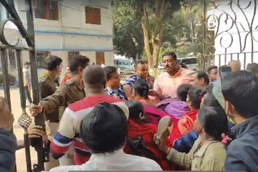 পুলিশ পেটানোর নিদানের পর, জয়েন্ট বিডিওর ছাল তোলার হুমকি! ফের বিতর্কে বনগাঁর বিজেপি বিধায়ক
