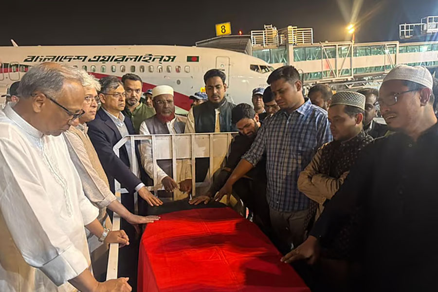 উত্তপ্ত ঢাকায় পৌঁছল হাদির দেহ, তিল ধারণের জায়গা নেই বিমানবন্দরে
