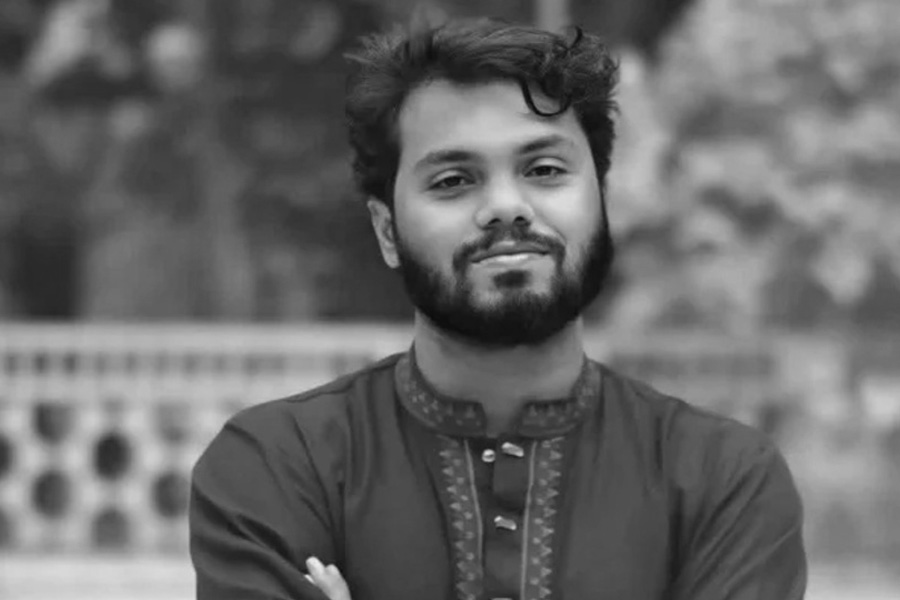 প্রয়াত ইনকিলাব মঞ্চের মুখপাত্র ওসমান হাদি! উত্তপ্ত বাংলাদেশ, পুড়ল সংবাদমাধ্যমের অফিস