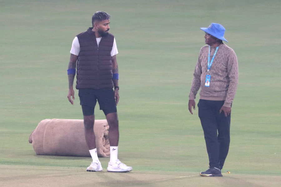 Hardik Pandya Trains Solo before IND vs SA T20 match in Barabati stadium